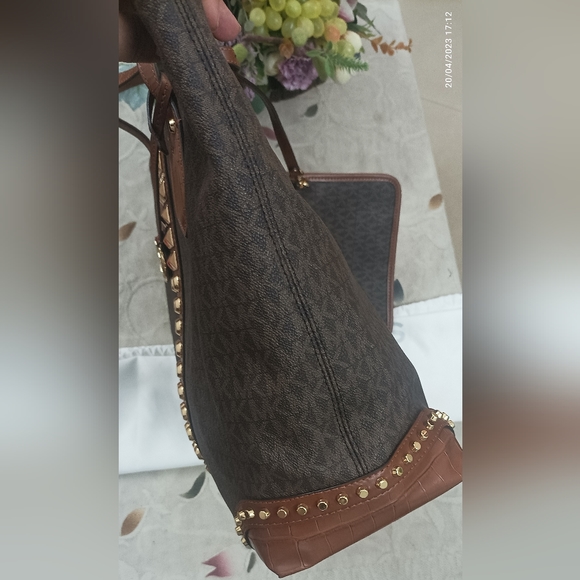 Authentic Michael Kors Eva Tote and Pouch - Picture 5 of 11